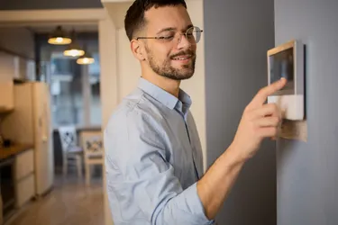 thermostat-heizkurve-einstellen-GettyImages-1459642944