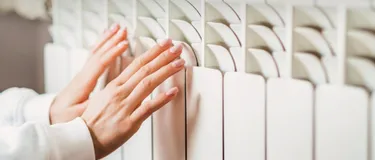 Hände an der Heizung