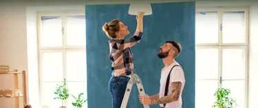 Mann und Frau beim Einbau einer Energiesparlampe