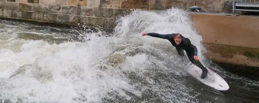 Surfer auf der Leinewelle
