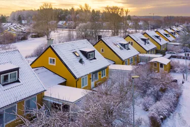 Ansicht einer Neubausiedlung im Morgenlicht