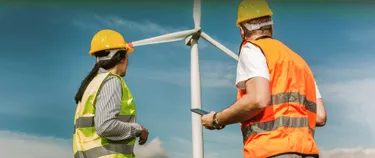 Techniker vor einer Windkraftanlage