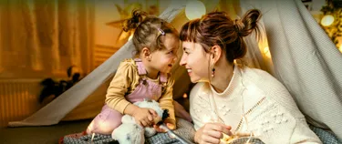 Mutter mit Tochter im Zelt