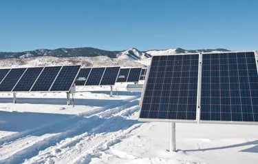 Blick auf eine Agri-PV-Anlage in einer schneebedeckten Landschaft