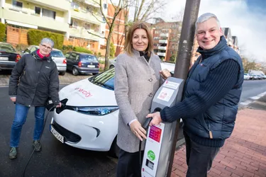 Das Bild zeigt die Einweihung einer neuen Ladelaterne in Langenhagen. Ein Auto wird geladen.