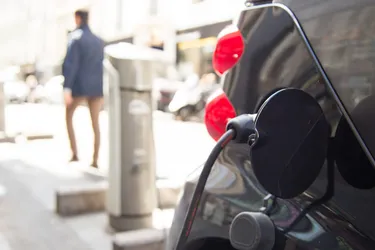 Nahaufnahme des Hecks eines smart EQ fortwo, der an einer Wallbox geladen wird