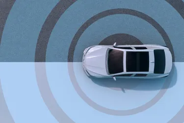 Skizze eines E-Autos mit angedeuteten Soundwellen