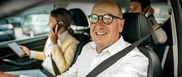 Drei Personen sitzen im Auto.