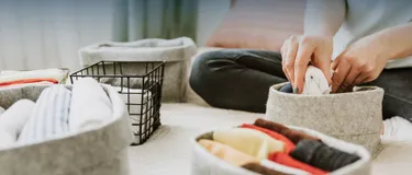 Minimalistisch und nachhaltig leben: Das Bild zeigt organisierte und aufgeräumte Kleidung in einer Wohnung.