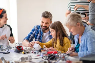 Wer nachhaltig und minimalistisch leben möchte, der sollte nicht einfach kaputte Gegenstände wegwerfen. Das Bild zeigt ein Repair Café, in dem man lernt, kaputte Gegenstände zu reparieren.