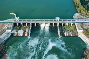 Das Bild zeigt ein Wasser-Speicherkraftwerk aus der Luft fotografiert.