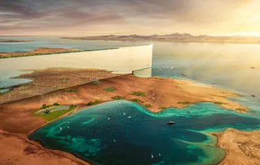 Das Bild zeigt den Entwurf des Megabaus „The Line“. Das verspiegelte Gebäude wird am roten Meer dargestellt, welches im Hintergrund zu sehen ist, und im Vordergrund eine Bucht bildet, in welcher Schiffe fahren.