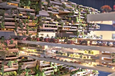 Das Bild zeigt den Entwurf für das Innere des Megabaus "The Line". Zu sehen sind viele verschachtelte und begrünte Wohneinheiten.