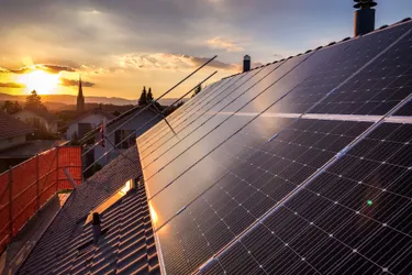 Solarpower für Energiewende: Das Bild zeigt eine Solaranlage auf einem Gebäudedach in der Sonnendämmerung.