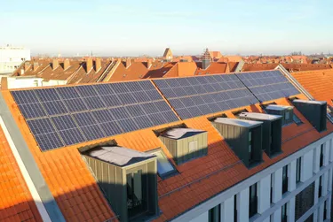 Solarpower für Energiewende: Das Bild zeigt einen Gebäudekomplex mit Solarpanels auf dem Dach 