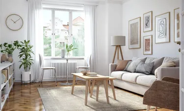 Blick in ein mit Möbeln und Textilien aus natürlichen Materialien eingerichtetes Wohnzimmer