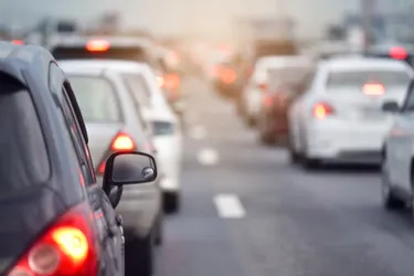 Autos, die auf zwei Fahrbahnen nebeneinander und hintereinander aufgereiht im Stau stehen.