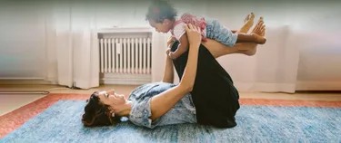 Mutter mit Kind vor Heizung