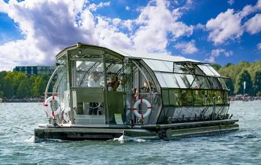 Nahaufnahme des Solarkatamarans EMS Europa auf dem Maschsee in Hannover