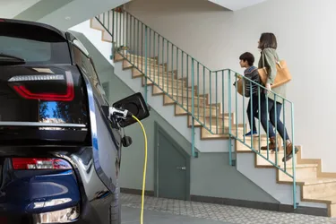 Ein in einer Garage geparktes E-Auto wird geladen