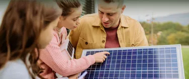 Vater mit Kindern und Solaranlage