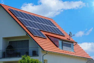 Blick auf ein Einfamilienhausdach, auf dem eine PV-Anlage installiert wurde