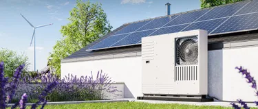 Ein Haus mit Instalierte Wärmepumpe und PV-Anlage.