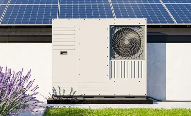 Im Garten aufgestellte Außeneinheit einer Wärmepumpe