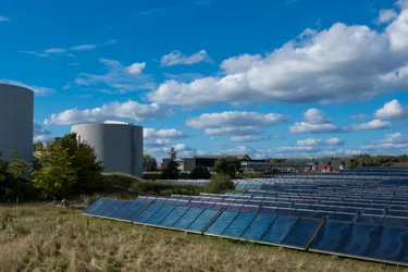 Ansicht einer großen Solarthermieanlage im dänischen Braedstrup
