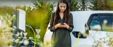 Frau vor dem E-Auto