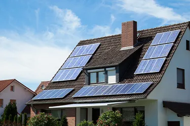 Blick auf das Dach eines Einfamilienhauses auf dem eine Photovoltaikanlage installiert ist