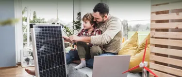 Junge und Mann halten eine Solarplatte