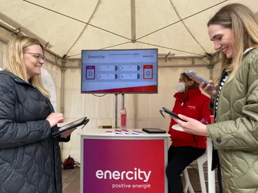 Zwei Teilnehmerinnen treten gegeneinander beim enercity-Quiz an.