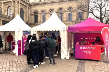 Viele Besucher stehen am enercity-Stand auf den Smart-City-Days.