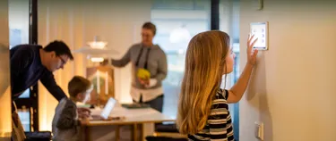 Kind regelt Heizung per intelligentem Thermostat