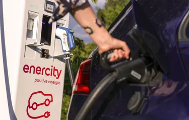 ladesaeule-hannovers-klimaneutralitaet-GettyImages-1227758518