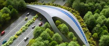 Solardach als Strassenueberdachung einer Autobahn auf welcher Autos fahren.