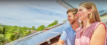 Mann und Frau neben Solarmodul