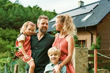 familie-vor-pv-anlage-ausbau-stromnetz-gettyImages-1427608567