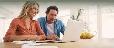 Frau und Mann am Schreibtisch arbeiten mit dem Laptop