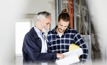 Zwei Männer besprechen Förderprogramme und Maßnahmen für eine energetische Sanierung