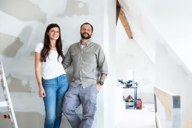 Junges Paar auf einer Baustelle