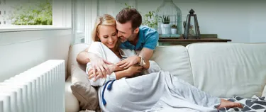 Paar kuschelt auf dem Sofa