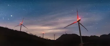 Windkraftanlagen bei Nacht