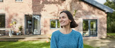Frau vor dem Haus 