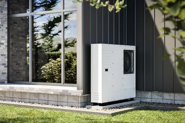 Wärmepumpe an der Außenwand eines Hauses.