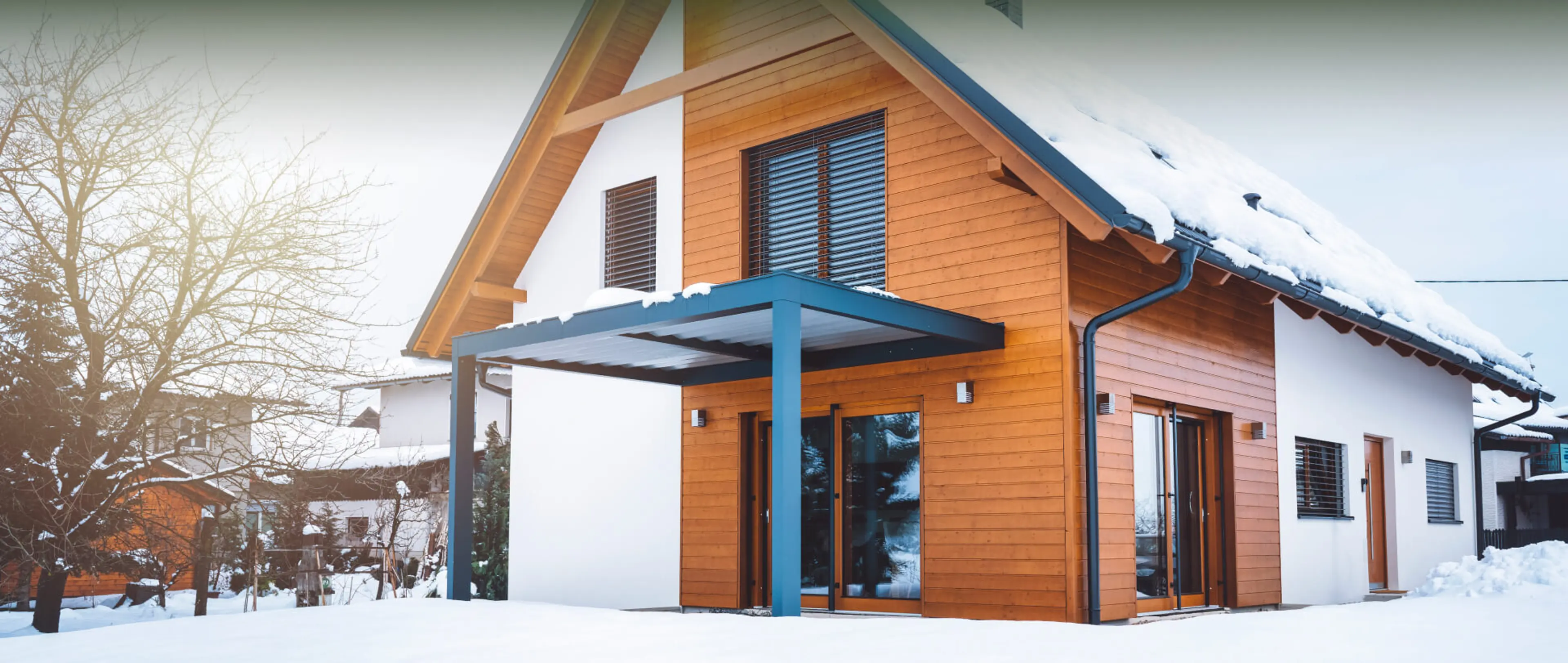 Wärmepumpen Ein schneebedecktes Haus.