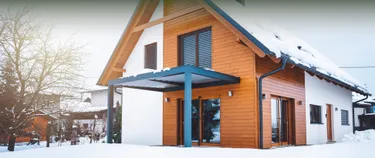 Ein schneebedecktes Haus.