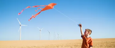 Junge lässt Drachen steigen.