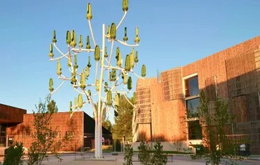 Rendering eines modernen Bürokomplexes in dessen Garten vier Windbäume stehen